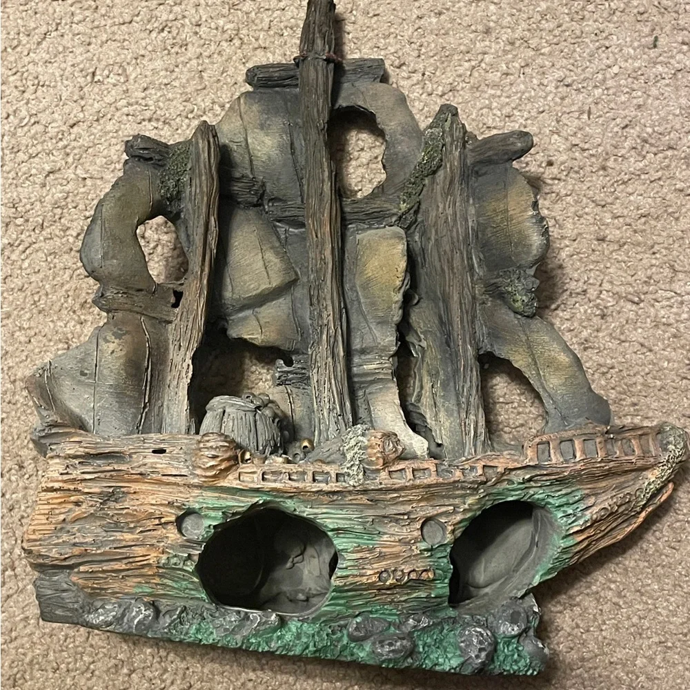 2 Rustic Shipwreck Aquarium Decoration, 1 new
